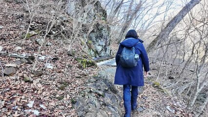 Fototapete - 山道を歩く女性の後ろ姿