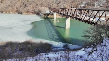 Poster - 凍結した湖水と鉄橋の風景