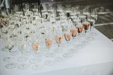 Fototapeta  - Stos kieliszków z powitalnym szampanem na toast