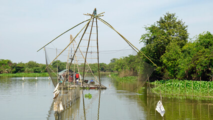 Wall Mural - fisherman boat on the tonle sap river in cambodia