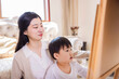 © 大 李 - Mother and son at a drawing game in the living room