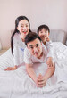 © 大 李 - A family of three in the bed in the bedroom