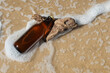 砂浜に置いた瓶ビール