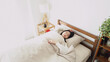 ベッドで寝るアジア人女性	
