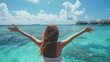 Giovane donna che si diverte a braccia aperte in libertà, vista da dietro, durante una vacanza con sullo sfondo Hotel e il mare cristallino delle Maldive