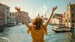 © alexandro900 - Giovane donna che si diverte a braccia aperte in libertà, vista da dietro, durante una vacanza con sullo sfondo la città di Venezia, Italia
