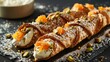 Cannoli siciliano ripieno di crema di ricotta dolce, decorato con scorze d'arancia candite e pistacchi tritati