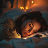 Fototapeta  - Mujer acostada en la cama sin poder dormir en medio de la noche mirando su teléfono con todas las luces apagadas