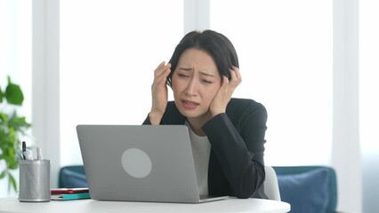 Aufkleber - オフィスでノートパソコンを見て悩む女性ビジネスパーソン