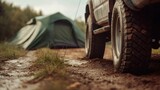 Ciężarówka została zaparkowana na bocznej drodze o ziemiastym podłożu, obok znajduje się namiot. Sceneria wskazuje na kemping lub podróżowanie
