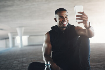 Aufkleber - African man, selfie and workout in city on break with smile, training or exercise for vlog on social media. Person, runner and influencer with profile picture, photography or live stream in New York