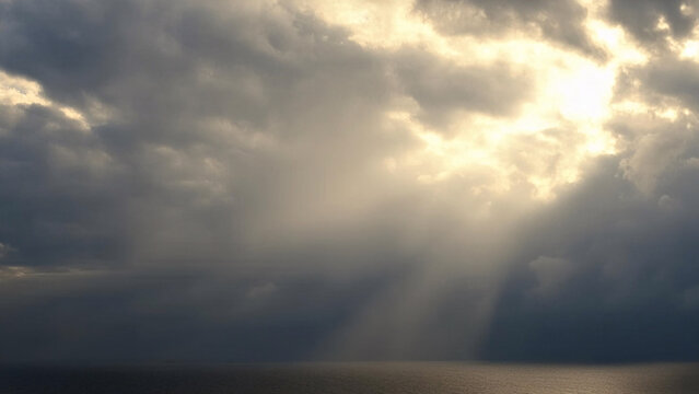 空 雲 夕日 薄明光線 海に落ちる太陽の光 光る海 cloud,sunny,sky,sunset