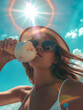 © www.freund-foto.de - Hübsches Model Gesicht in Bikini mit Sonnenbrille und Eis in der Waffel am Strand lacht