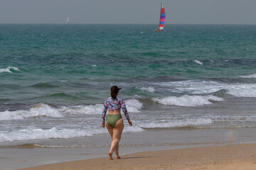 Poster - Woman walking on the beach