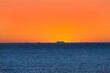 Kreuzfahrtschiff am Horizont in Norwegen bei Mitternachtssonne