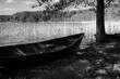 Czarno biały obrazek z nad jeziora z łódką w kadrze