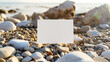 Maquete de cartão de papel branco em branco. Placa de cartão em branco em pé na praia do mar natural, oceano, fundo de seixos