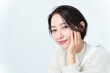 © taka - ショートヘアの女性　スキンケア　ビューティーコンセプト