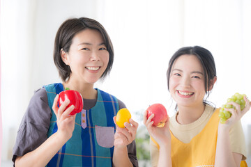 Wall Mural - 子どもたちに教える食育のイメージや家事代行のイメージ　カメラ目線の女性