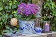vintage Garten-Arrangement mit lila Bauernhortensie im Rumtopf, Laterne und Garnhalter 