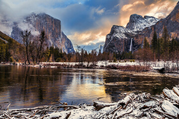 Wall Mural - Sunrays of a Winter Morning on Yosemite Valley, Yosemite National Park, California