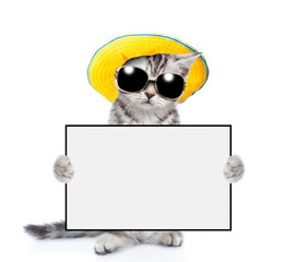Poster - Tabby kitten wearing sunglasses and summer hat holds blank board. isolated on white background
