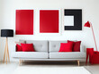 rote Bilder über einem grauen Sofa