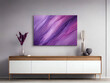 abstraktes lila Bild über einem Sideboard