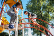 © Leonardo - Niños pequeños jugando en el parque