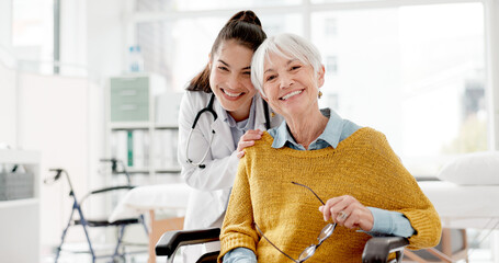 Aufkleber - Face, happy or doctor with old woman In wheelchair or consultation for healthcare in hospital clinic. Portrait, smile or medical worker consulting an elderly person with a disability in appointment
