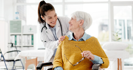 Aufkleber - Face, happy or doctor with old woman In wheelchair or consultation for healthcare in hospital clinic. Portrait, smile or medical worker consulting an elderly person with a disability in appointment