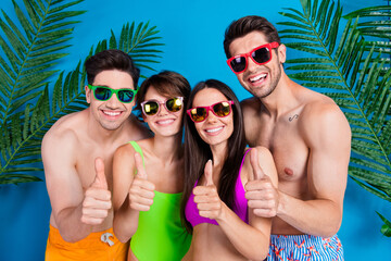 Canvas Print - Photo of girls guys on summer resort make thumb up fine symbol isolated blue color background