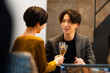 © folyphoto - バーで飲み交わす男女