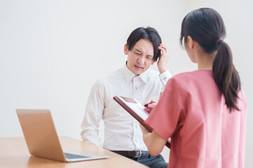 Canvas Print - 病院を受診する頭痛の男性患者