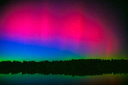 aurora, the strongest in 20 years in central Europe, over the surface of the pond