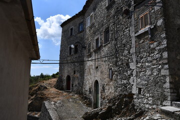 case in pietra antiche ( medievale )nell'alto del paese di morcone . benevento