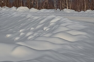 Canvas Print - Russia. Kuznetsk Alatau. Snowdrifts run along the winter taiga road.