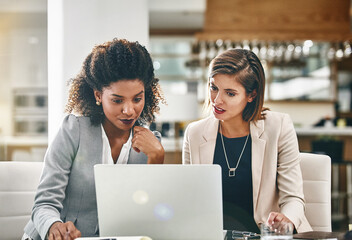 Aufkleber - Laptop, team and business women in discussion, planning or brainstorming ideas in corporate office. Computer, diversity or collaboration on project strategy, news or sales consultant reading email