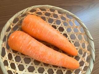 竹籠に入れたにんじん2本