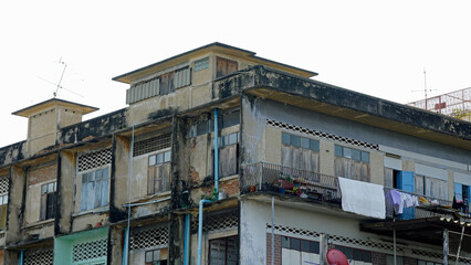 Wall Mural - house at the river shore of chao praya river in bangkok, thailand