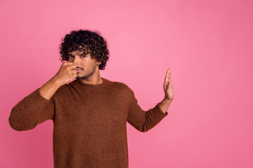 Poster - Photo of upset disappointed man wear brown clothes avoid empty space isolated on pink color background