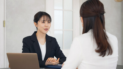 Poster - オフィスで会話する二人の女性