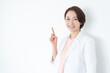 © polkadot - 指差しする白衣の女性医師（白背景・白バック）