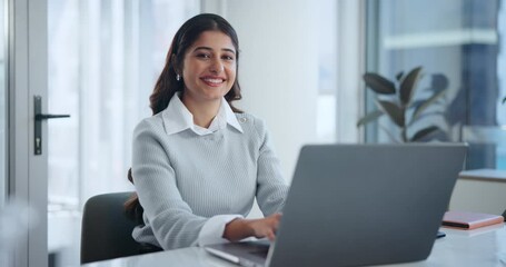 Leinwandbilder - Smile, face and business woman with laptop at desk for planning, feedback or research on article. Journalist, portrait and writer person with computer for headline news, column or website in office
