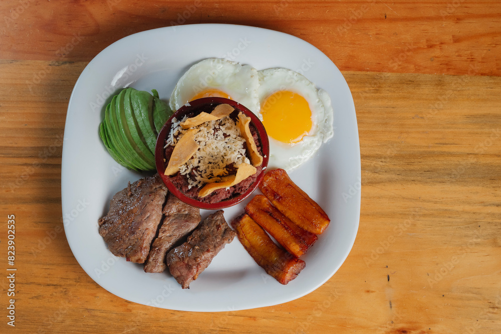 desayuno típico hondureño, cena, honduras, carne asada, frijoles, nachos, chilaquiles, huevo, chorizo, aguacate , restaurante mexicano, typical honduran breakfast, dinner, honduras, roast beef, beans,