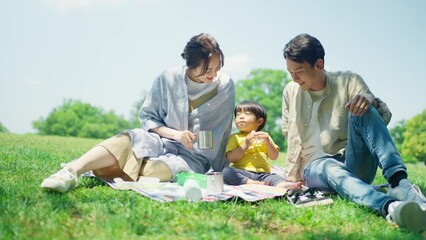 Wall Mural - 手を繋いで公園を歩く家族	
