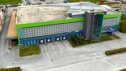 Poster - Aerial view of a building for industrial use. There are offices and a large car park.