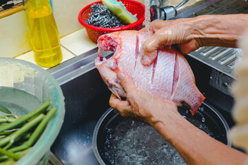 Washing ruby ​​fish with clean water before cooking.