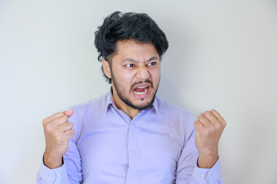 ガッツポーズをする中年男性