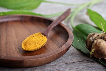 Canvas Print - Turmeric root powder on wood background